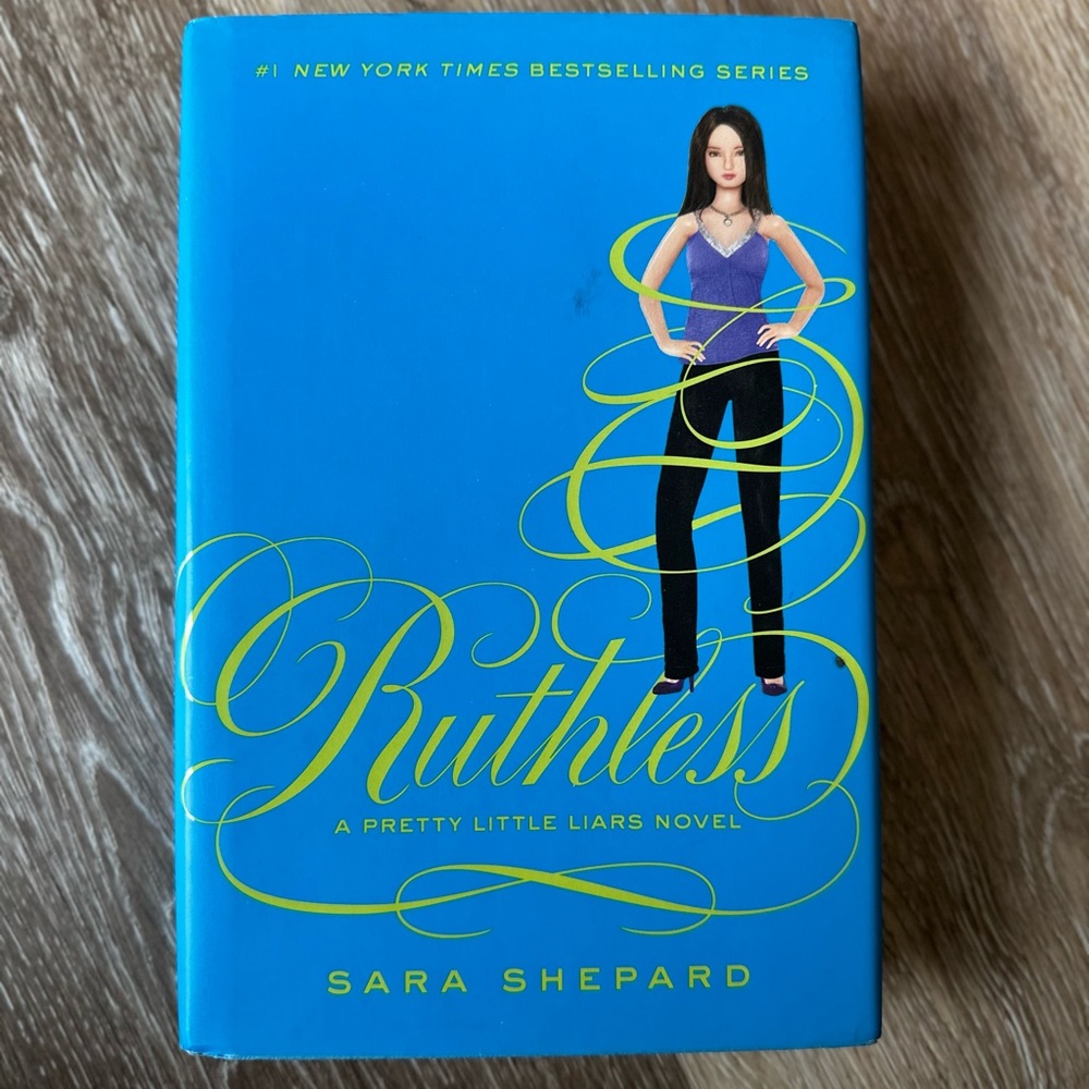 Pretty Little Liars Book Series 8-9. - Picture 3 of 3